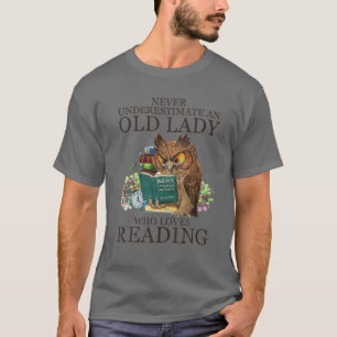 Onderschat nooit een oude dame die van lezen houdt t-shirt