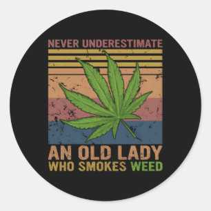 Onderschat nooit een oude dame die wiet rookt ronde sticker
