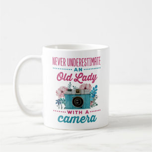 Onderschat nooit een oude dame met een camera koffiemok