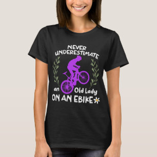Onderschat nooit een Oude Dame op een Ebike Grappi T-shirt