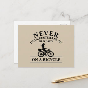 Onderschat nooit een oude dame op een fiets feestdagenkaart