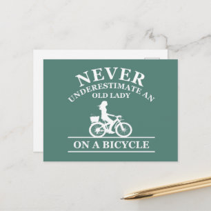 Onderschat nooit een oude dame op een fiets feestdagenkaart