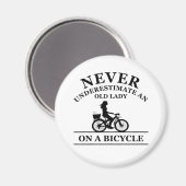 Onderschat nooit een oude dame op een fiets magneet (Voorkant / Achterkant)