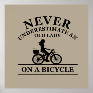 Onderschat Nooit Een Oude Dame Op Een Fiets Poster