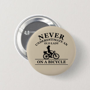 Onderschat nooit een oude dame op een fiets ronde button 5,7 cm