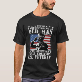 Onderschat nooit een oude die je graaf verdedigde t-shirt