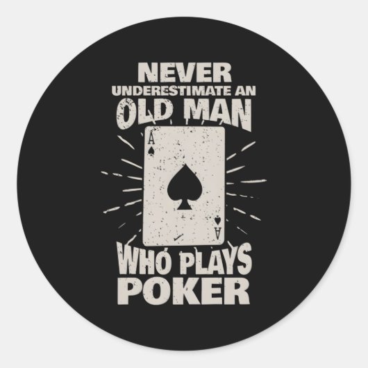 Onderschat nooit een oude die poker speelt ronde sticker (Voorkant)