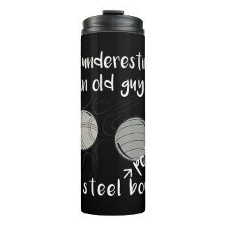 Onderschat nooit een oude hippie met een kattenbro thermosbeker