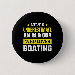 Onderschat nooit een oude kerel die van varen houd ronde button 5,7 cm