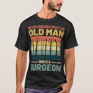 Onderschat nooit een oude man die chirurg is t-shirt