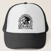 Onderschat nooit een oude man die cool fietst trucker pet (Voorkant)