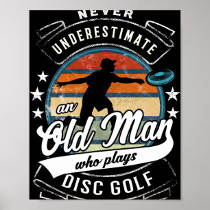 Onderschat nooit een oude man die discgolf speelt poster