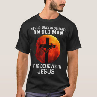 Onderschat nooit een oude man die in Jezus gelooft T-shirt