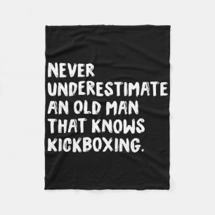 Onderschat nooit een oude man die Kickboxi kent Fleece Deken