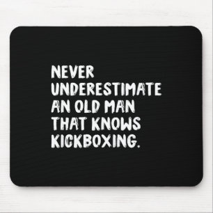 Onderschat nooit een oude man die Kickboxi kent Muismat