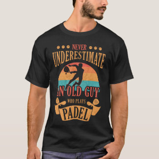 Onderschat nooit een oude man die padel speelt t-shirt