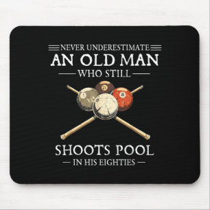 Onderschat nooit een oude man die pool speelt muismat
