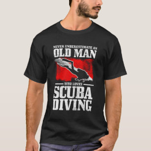 Onderschat nooit een oude man die van duiken houdt t-shirt