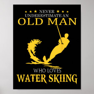 Onderschat nooit een oude man die waterskiën leuk poster