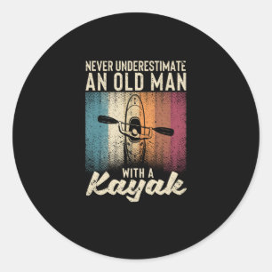 Onderschat nooit een oude man kajak ronde sticker