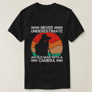 Onderschat nooit een oude man met een camera t-shirt