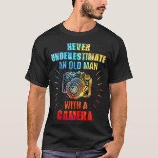 Onderschat nooit een oude man met een camerafoto t-shirt