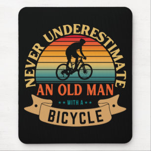 Onderschat nooit een oude man met een fiets muismat