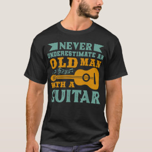 Onderschat Nooit Een Oude Man Met Een Gitaar T-shirt