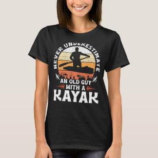 Onderschat nooit een oude man met een Kayak T-shirt