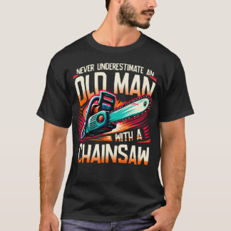 Onderschat Nooit Een Oude Man Met Een Kettingzaag T-shirt