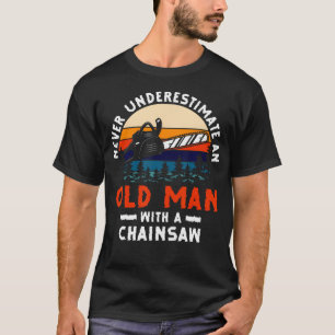 Onderschat Nooit Een Oude Man Met Een Kettingzaag  T-shirt