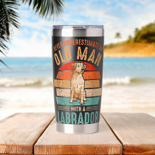 Onderschat Nooit Een Oude Man Met Een Labrador Geïsoleerde Drinkbeker
