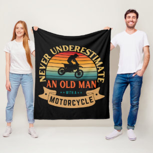 Onderschat nooit een oude man met een motorfiets fleece deken