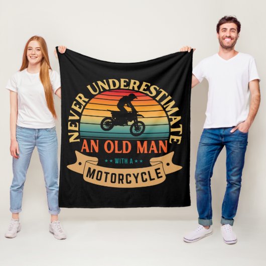 Onderschat nooit een oude man met een motorfiets fleece deken (In situ)