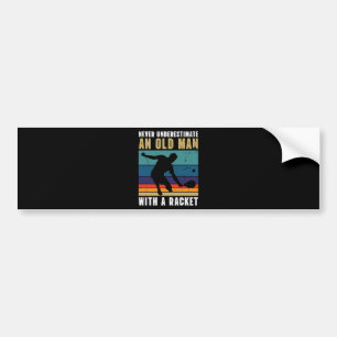 Onderschat nooit een oude man met een pickleball bumpersticker