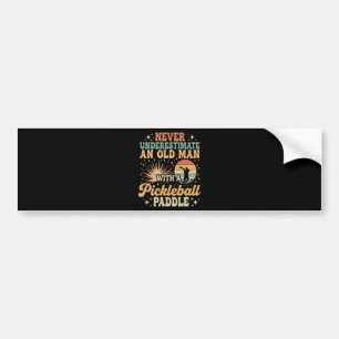 Onderschat Nooit Een Oude Man Met Een Pickleball Bumpersticker