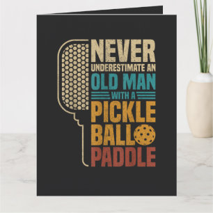 Onderschat nooit een oude man met een Pickleball Kaart