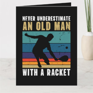 Onderschat nooit een oude man met een pickleball kaart
