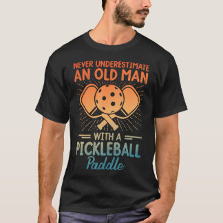 Onderschat Nooit Een Oude Man Met Een Pickleball P T-shirt