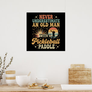 Onderschat Nooit Een Oude Man Met Een Pickleball Poster