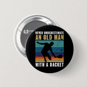 Onderschat nooit een oude man met een pickleball ronde button 5,7 cm