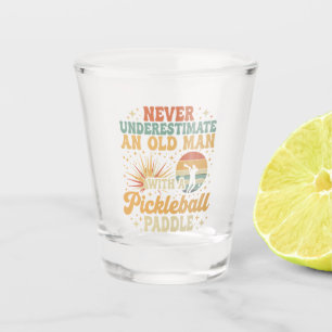 Onderschat nooit een oude man met een Pickleball Shot Glas