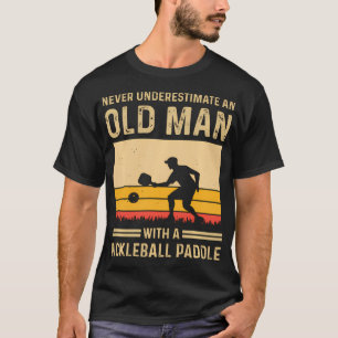 Onderschat nooit een oude man met een Pickleball T-shirt