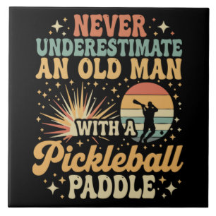 Onderschat Nooit Een Oude Man Met Een Pickleball Tegeltje