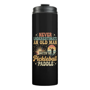 Onderschat Nooit Een Oude Man Met Een Pickleball Thermosbeker