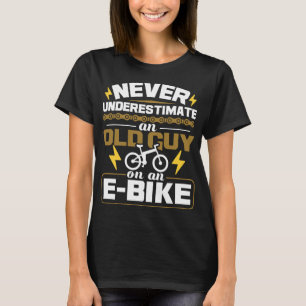 Onderschat nooit een oude man op een e-Bike-kiezer T-shirt