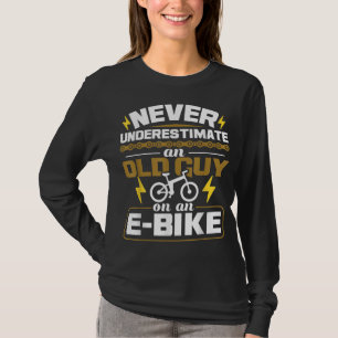 Onderschat nooit een oude man op een e-Bike-kiezer T-shirt