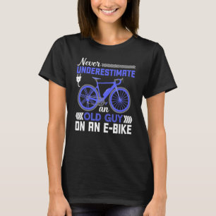 Onderschat nooit een oude man op een e-bike kiezer t-shirt