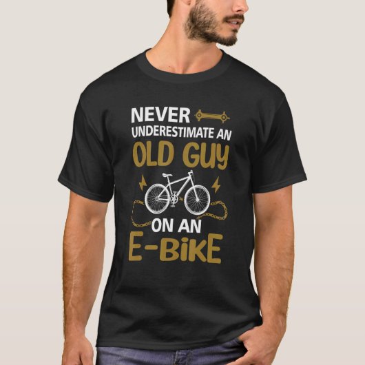Onderschat nooit een oude man op een e-bike kiezer t-shirt (Voorkant)