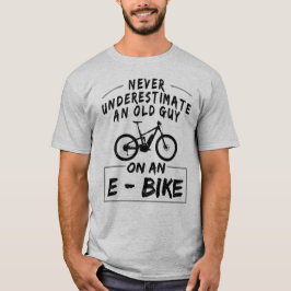 Onderschat nooit een oude man op een E-bike! T-shirt